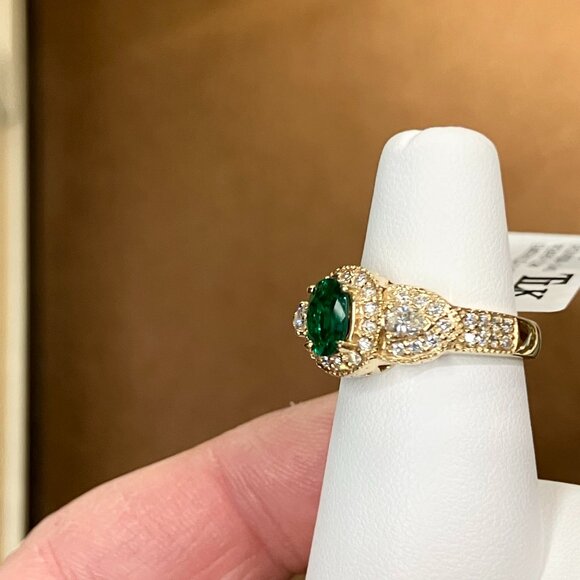 Emerald And Diamond Gold Ring - Picture 4 of 7